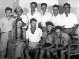 Moshé (1er à droite au second rang) avec d'autres jeunes de Nahalal