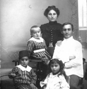 Elihaou, frère de Shmuel et oncle de Moshé, avec sa famille en 1910