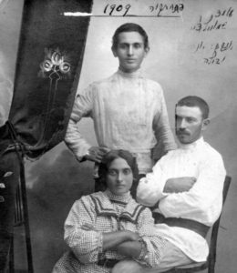 Shmuel (debout) et sa soeur Bèla en 1909. Assis : Yona Hourvitz, futur mari de Bèla et père du ministre Yigal Hourvitz